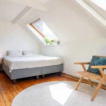 Private Nearby Old Town Apartment *